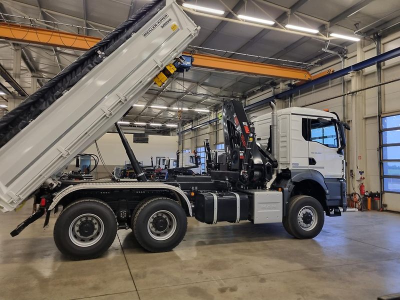 MAN TGS 33.520 6x6 SKLOPKA A RUKA  - fotka 17 z 22