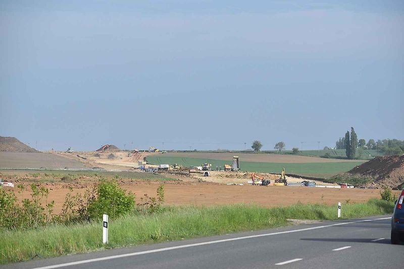 Na okraji Všestar se už na místě zbouraných domů připravuje stavba nového dálničního mostu.