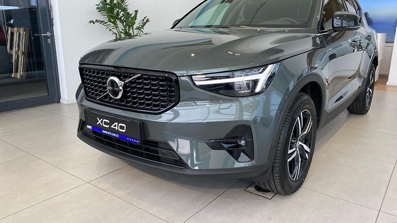 Volvo XC40 (2026) PLUS DARK, B4 FWD, 145+10 kW / - fotka 13 z 15