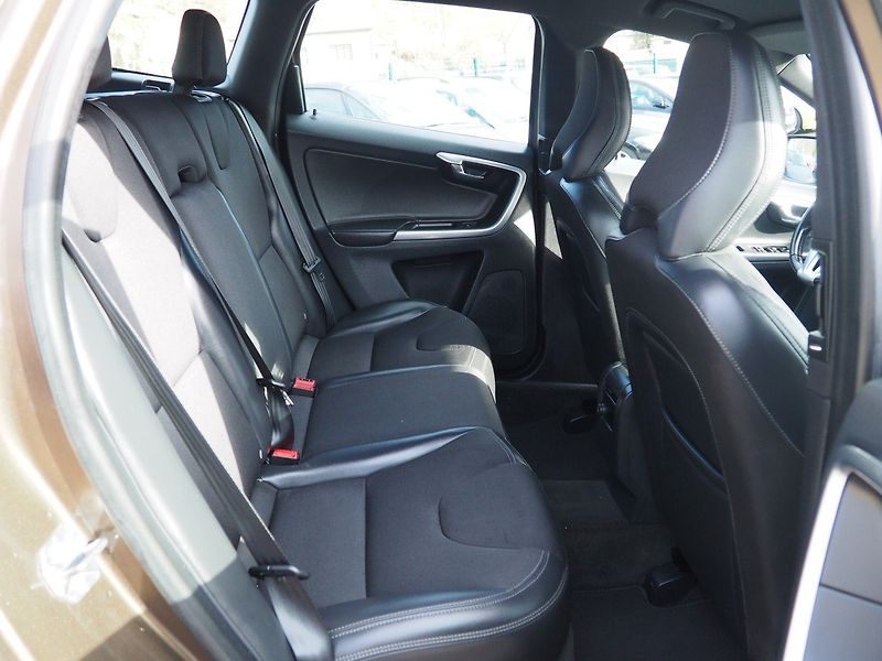 Volvo XC60 (2015) 2.4D D4 AWD - fotka 16 z 34