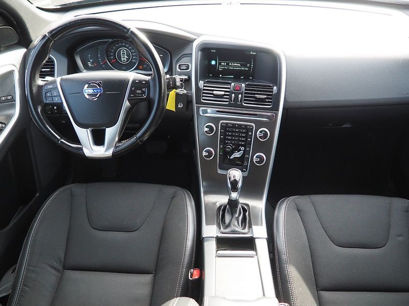 Volvo XC60 (2015) 2.4D D4 AWD - fotka 17 z 34