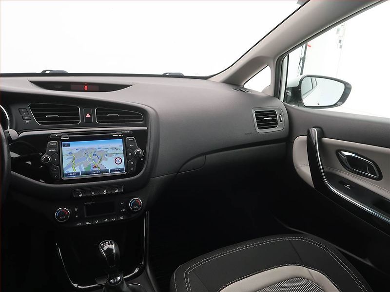 Kia Ceed (2016) 1.6 CRDi, Serv.kniha, Navi - fotka 8 z 16