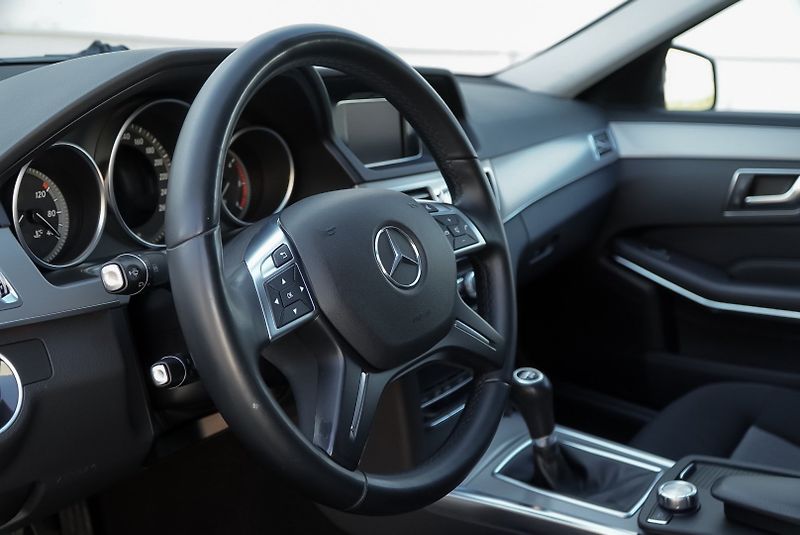 Mercedes-Benz Třídy E 200 cdi EXECUTIVE - fotka 23 z 30