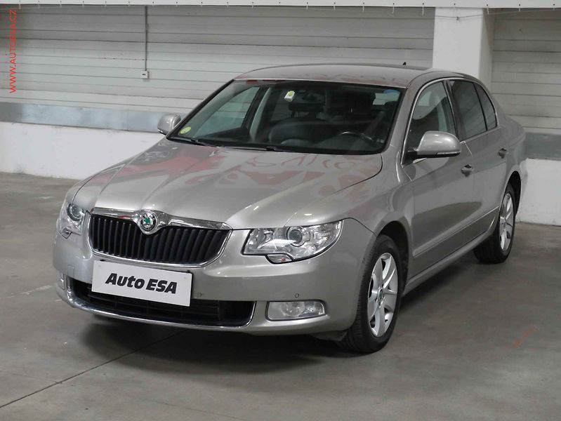 Škoda Superb (2012) 2.0 TDi, Elegance, DSG, kůže - fotka 3 z 22