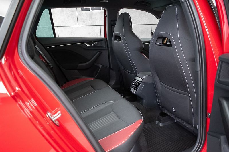 Škoda Kamiq 1.0 TSI MonteCarlo*TAŽNÉ*ČR 1M - fotka 14 z 44