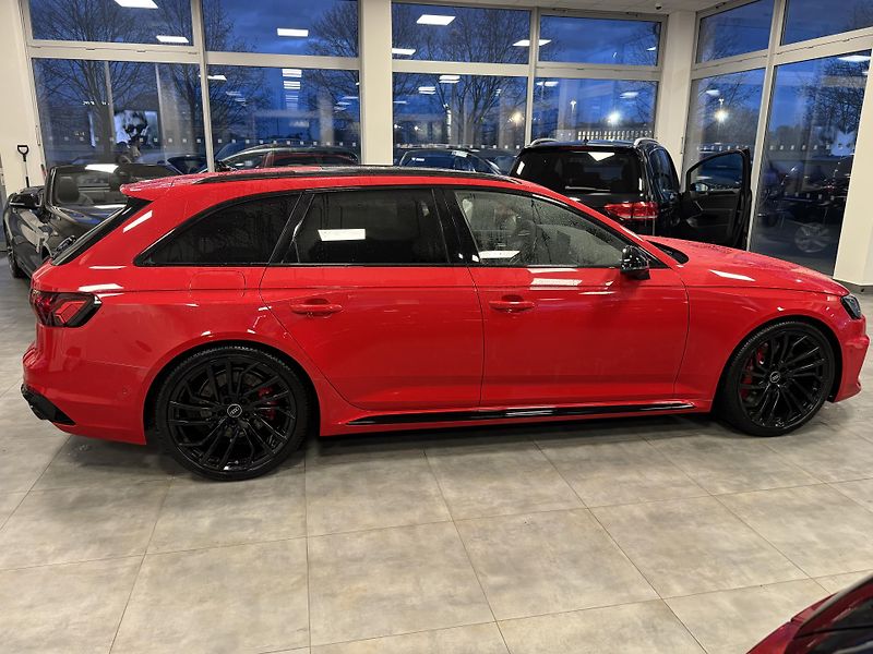 Audi RS 4 (2023) 2,9TFSi Avant quattro MATRIX - fotka 8 z 38