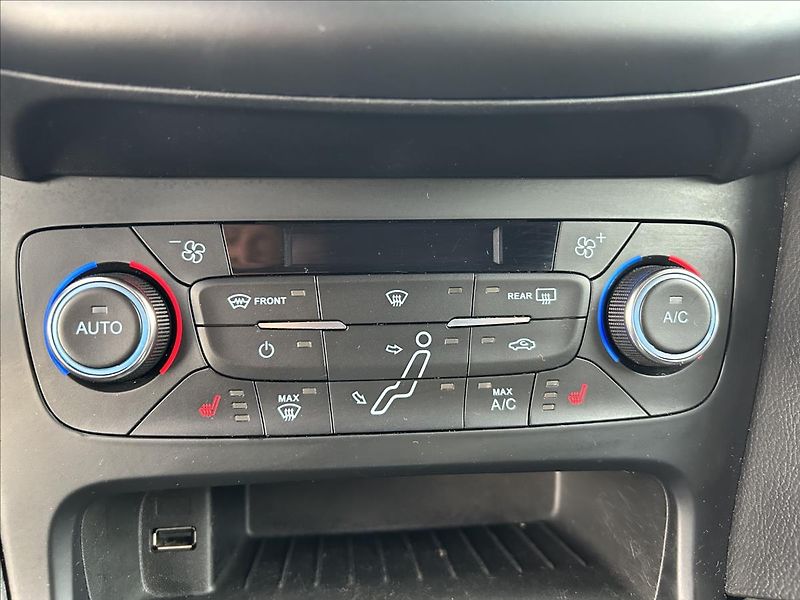 Ford Focus 1,5 TDCi 88kW,Xenon,Navi,Výhře - fotka 12 z 38