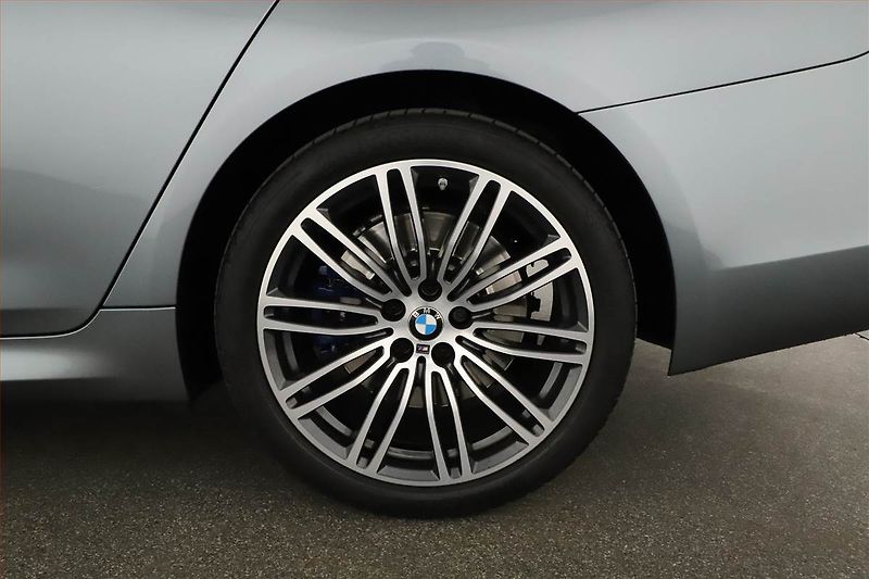 BMW Řada 5 (2020) 530d xDrive - fotka 12 z 19