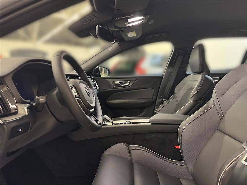 Volvo V60 (2025) 2,0 B4 FWD Plus Dark 5418 - fotka 7 z 15