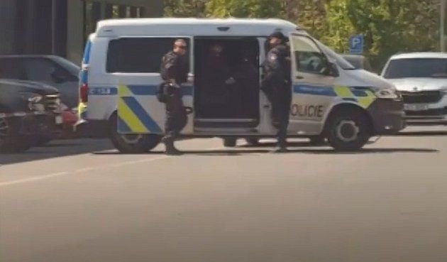 Luxusní autobazar Auta Super v Hostivaři uzavřela policie., zdroj: Redakce