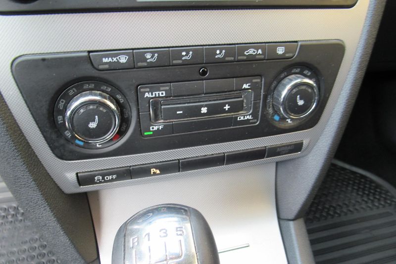 Škoda Octavia 1.6 TDi ELEGANCE AUT. KLIMA - fotka 13 z 20