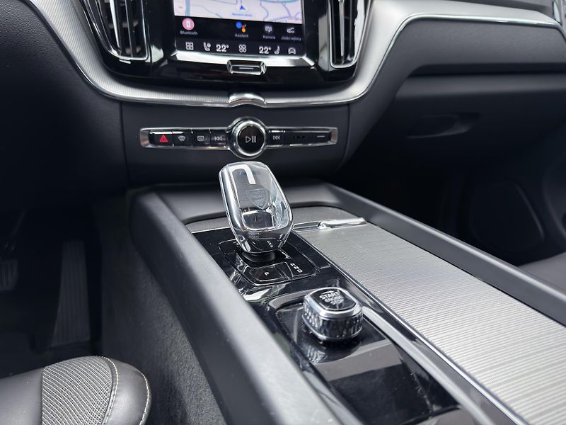 Volvo XC60 B5 AWD (benzín) // PLUS DARK - fotka 23 z 48
