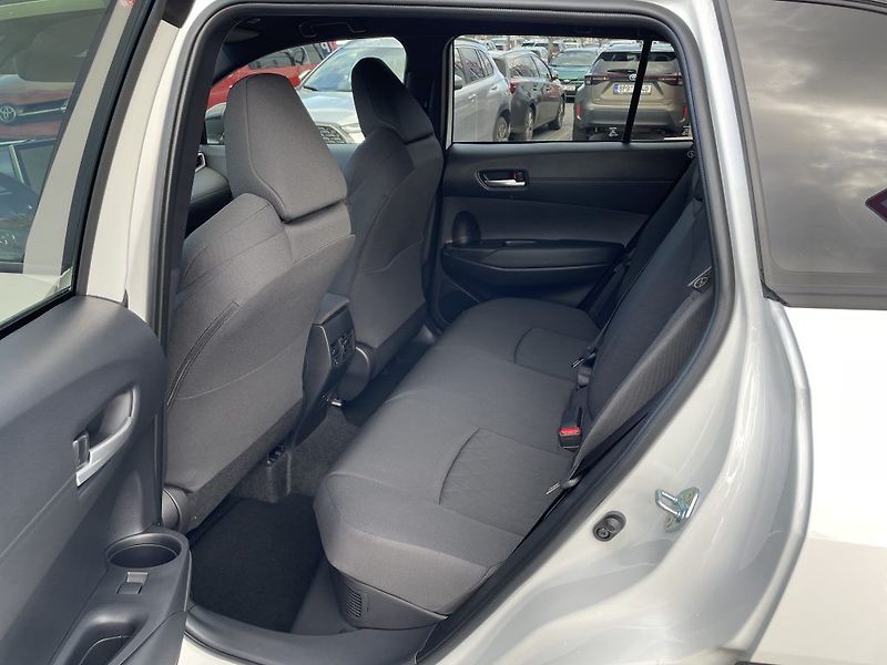 Toyota Corolla Cross 1.8 Hybrid Style ODBĚR 2/2027 - fotka 14 z 28