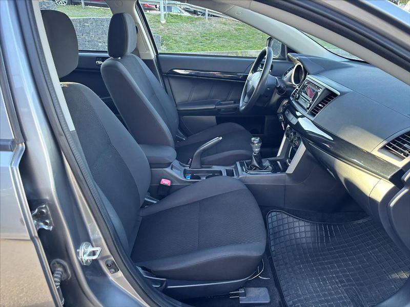Mitsubishi Lancer 1,6 i 86kW Inform ČR 2xKOLA - fotka 15 z 28