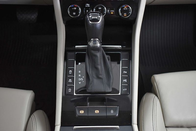 Škoda Superb TDI 147kW 4x4*L&K*TAŽNÉ*ČR 1.M - fotka 28 z 49