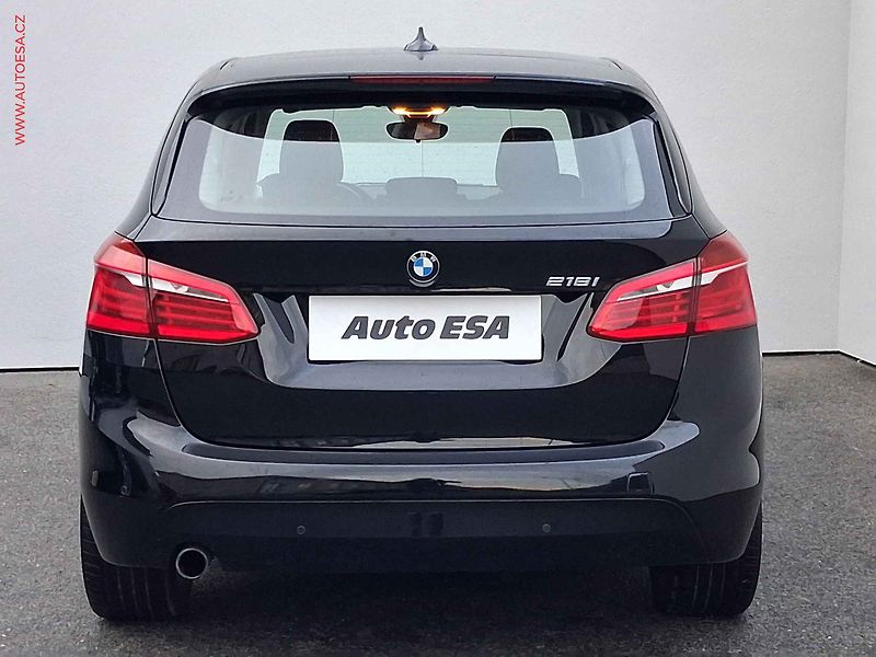 BMW Řada 2 (2017) 1.5T 218 i, Advantage, park - fotka 5 z 17