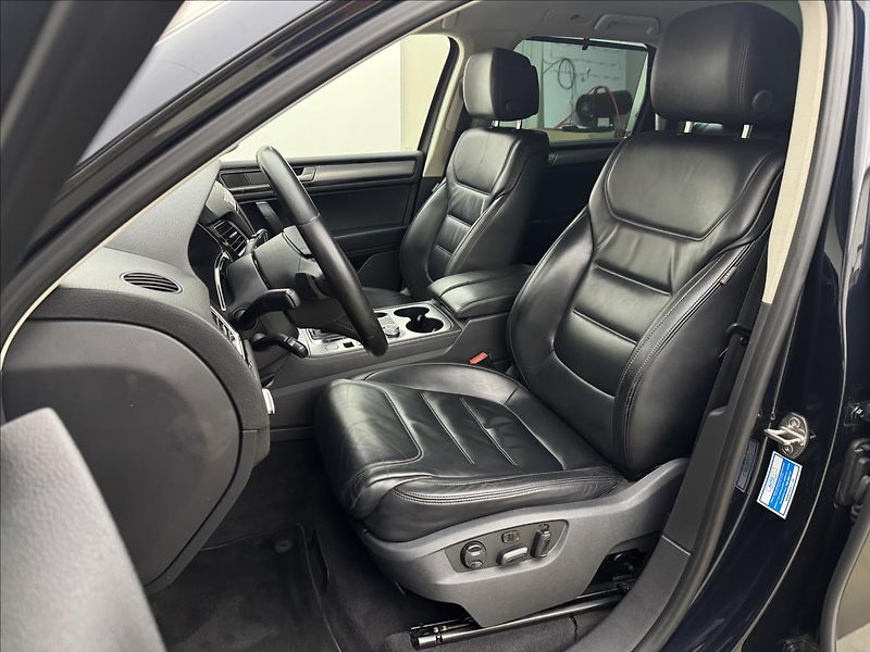 Volkswagen Touareg 3,0 ACC 360° TZ PEČLIVÝ SERVIS - fotka 37 z 49