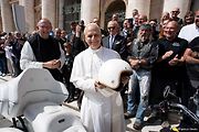 Papež Lev XIV. požehnal motorce BMW R18 Transcontinental.