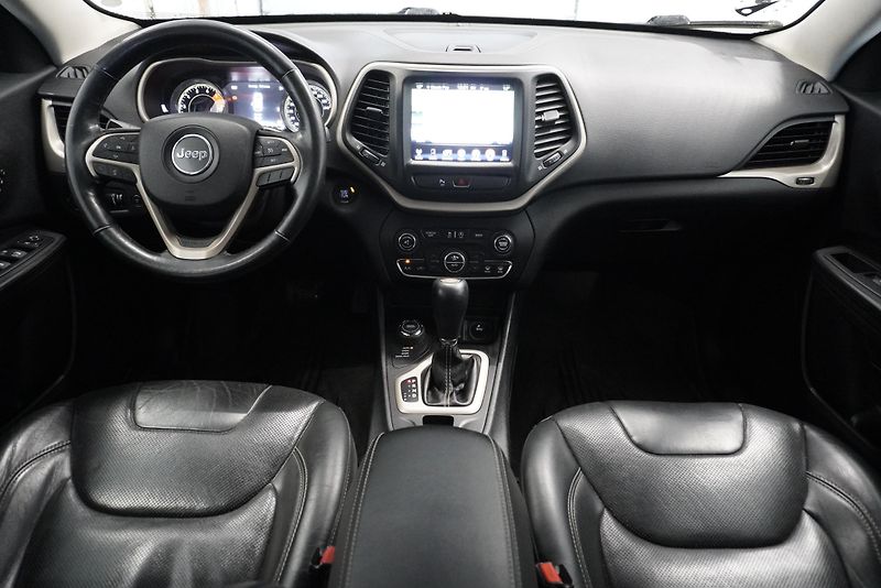 Jeep Cherokee 3,2I V6 LIMITED 4X4 AUT. - fotka 20 z 30