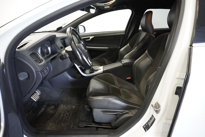 Volvo V60  2,0 T4 R-DESIGN AUTOMAT - fotka 14 z 33