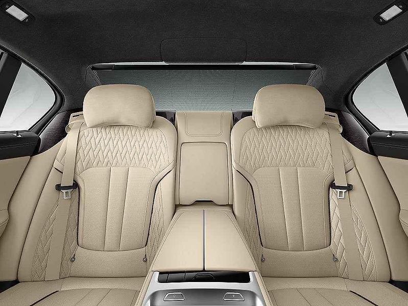 BMW M760Li xDrive.