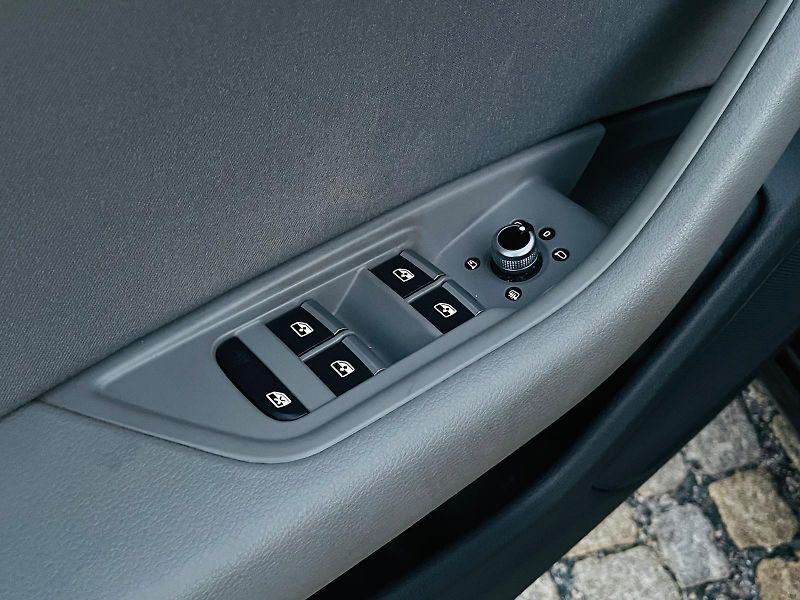 Audi A5 2.0i 140KW AUT KAMERY VÝHŘEV - fotka 32 z 52