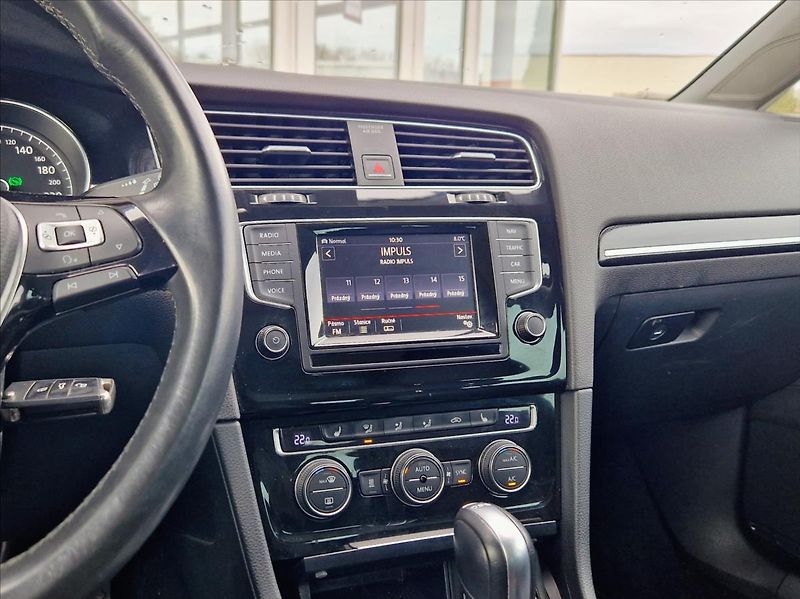 Volkswagen Golf 1,4 TSi Comfortline vyhř.seda - fotka 19 z 20