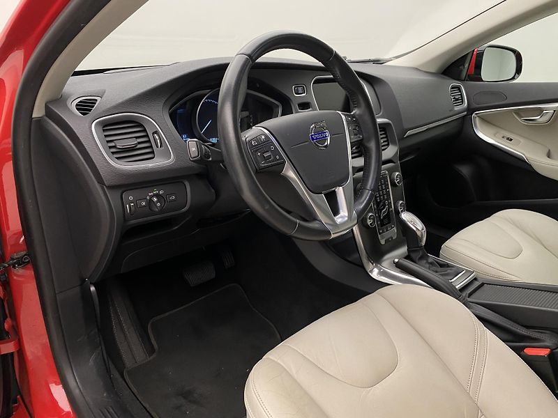 Volvo V40 D4 SUMMUM AUT CZ REZERVACE - fotka 4 z 45