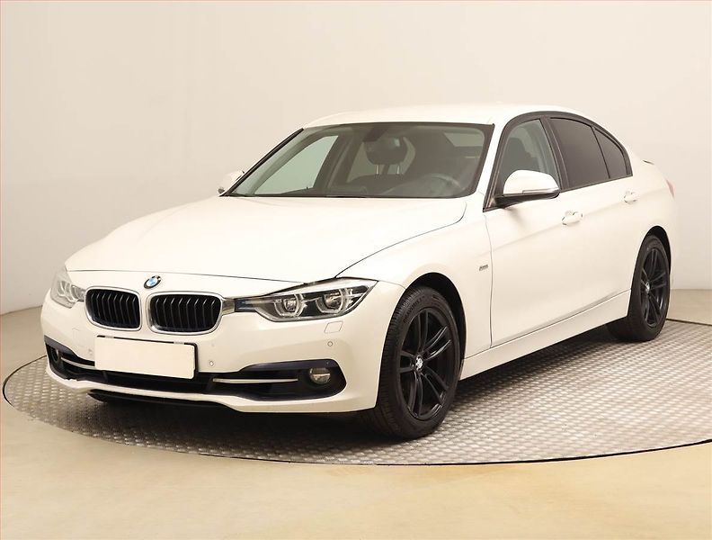 BMW Řada 3 (2016) 318 i, Automat, Xenony - fotka 2 z 20
