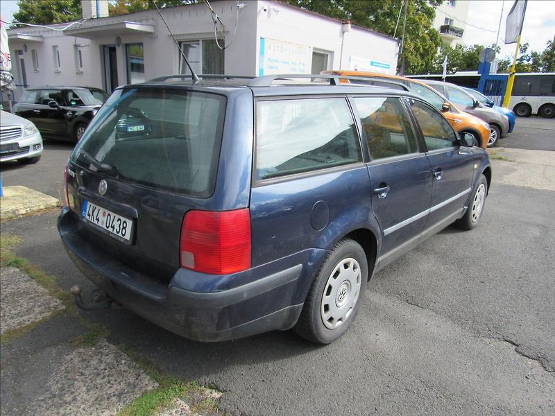 Volkswagen Passat 1,6 i 74kW Combi - fotka 6 z 24