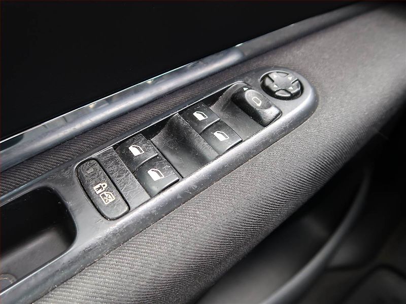 Peugeot 3008 (2012) 1.6 HDi, Tempomat - fotka 17 z 17