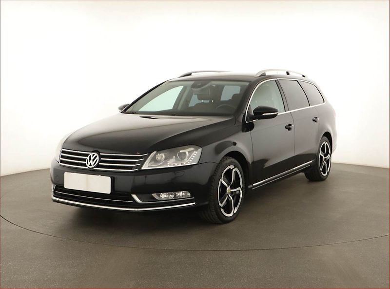 Volkswagen Passat (2012) 2.0 TDI, Automat, Xenony - fotka 2 z 15