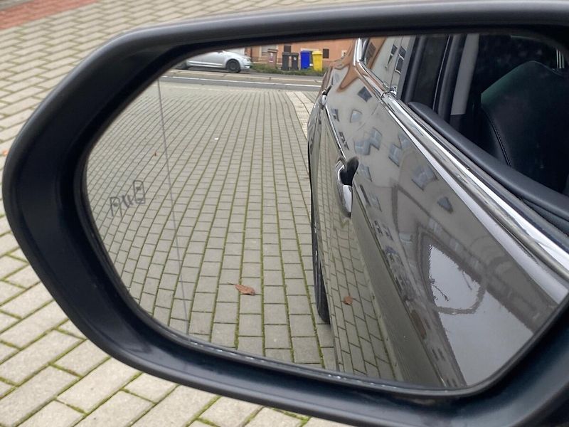 Toyota Camry 2,5 Hybrid Executive - fotka 12 z 30