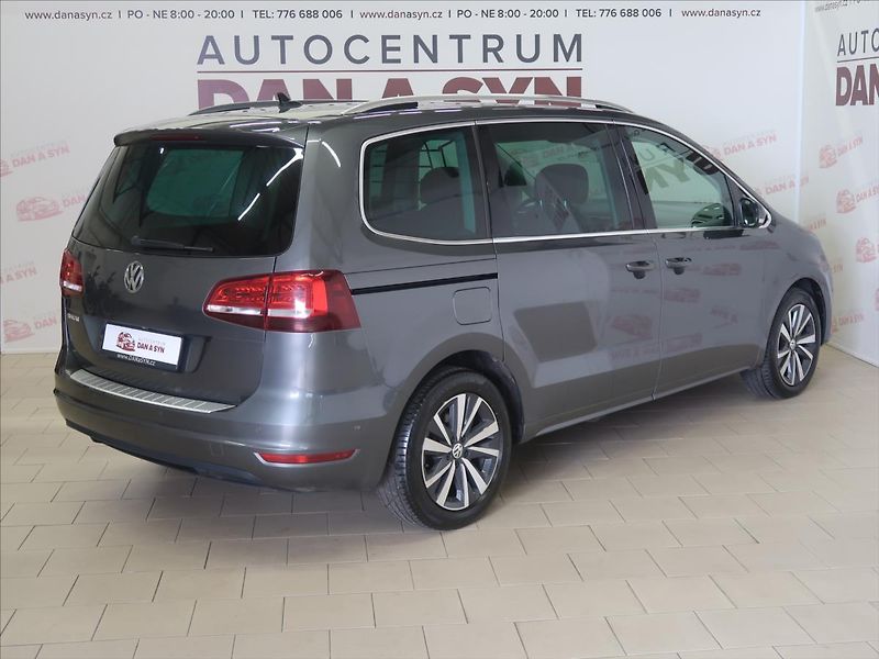Volkswagen Sharan 2,0 TDI Highline LED panorama - fotka 4 z 39