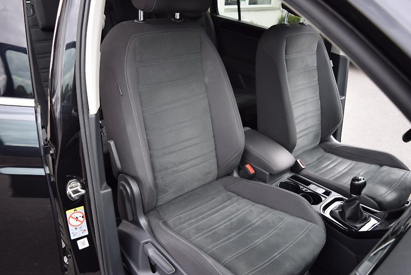 Volkswagen Touran (2017) 1.4TSI 110kw 7MÍST HIGHLIN TAŽ - fotka 38 z 48