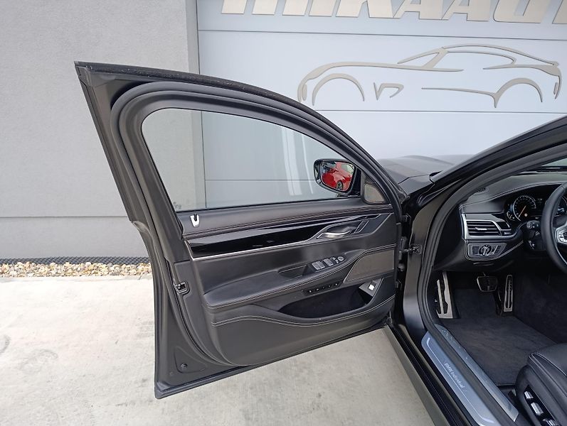 BMW Řada 7 750Ld BLACK FIRE ČR 1.MAJ - fotka 38 z 49