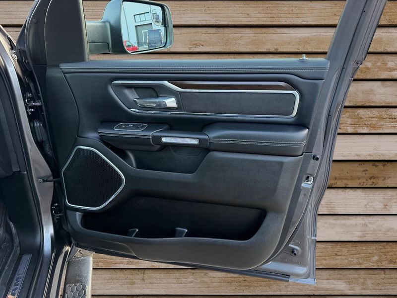 Dodge RAM (2022) +LARAMIE+VZDUCH+RAMBOX+HEMI+ - fotka 13 z 25