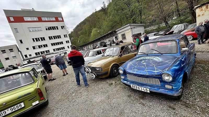 Motorističtí nadšenci pořádali na zahájení sezony v Adamově tradiční Zaklikovanou. Po přehlídce v areálu bývalých Adamovských strojíren následovala spanilá jízda Moravským krasem.