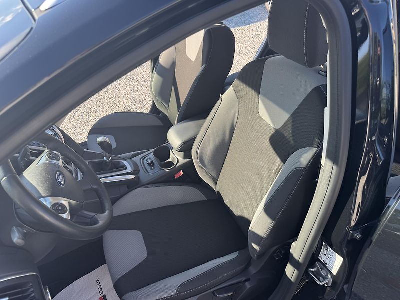 Ford Focus (2014) ST-LINE 1.6, rezervace - fotka 19 z 44