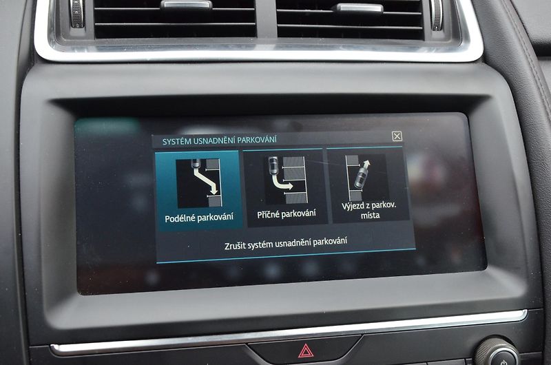 Jaguar E-Pace (2018) 2.0 D 132kW S AWD AT 1.MAJITEL - fotka 36 z 43