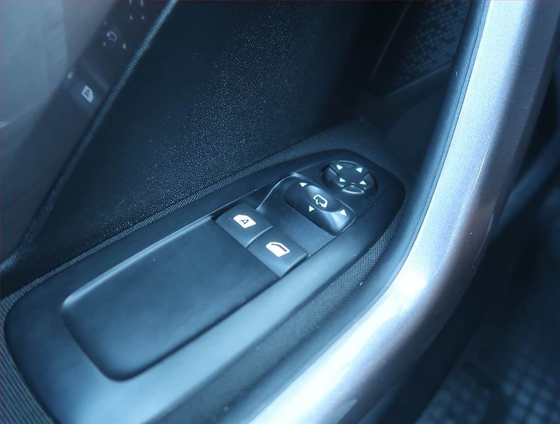 Peugeot 2008 (2016) 1.2 PureTech, Automat - fotka 15 z 16