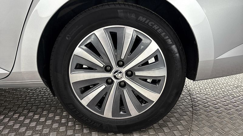 Škoda Superb 2.0 TDI DSG Style Combi - fotka 19 z 27