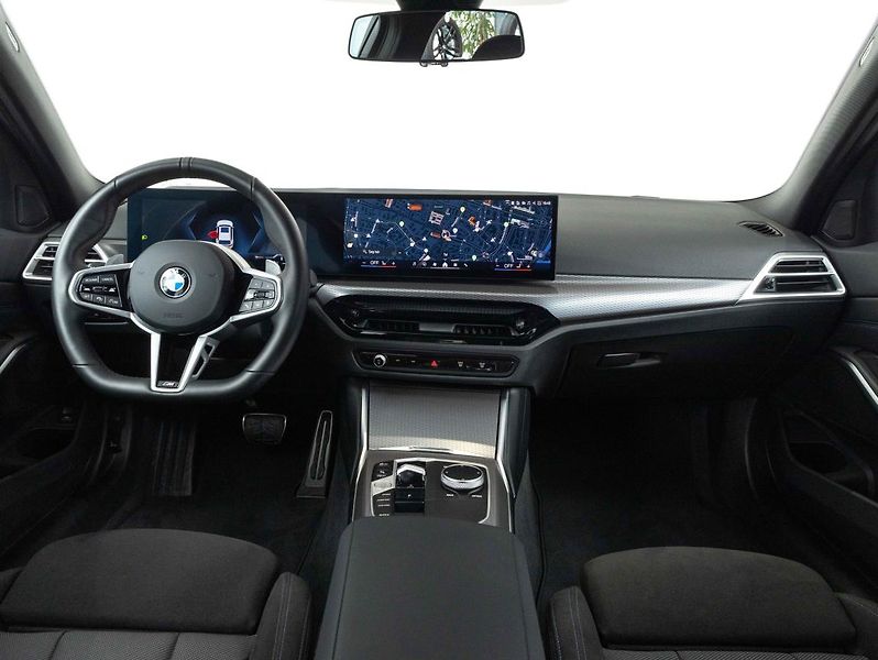 BMW Řada 3 330i xDrive Touring - fotka 12 z 21