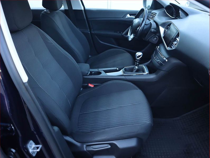 Peugeot 308 (2017) Style 1.6 BlueHDi, Serv.kniha - fotka 9 z 20