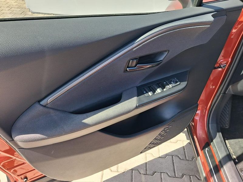 Toyota C-HR 2,0 PHEV E-CVT Style - fotka 12 z 24