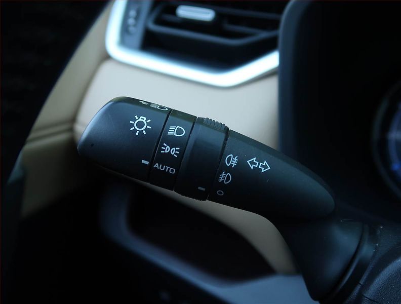 Toyota RAV4 (2019) 2.5 Hybrid - fotka 16 z 28