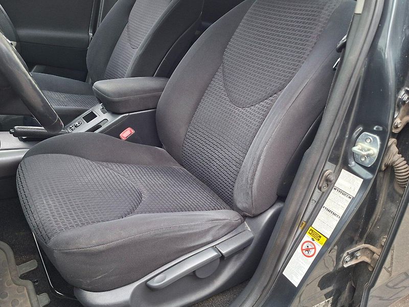 Toyota RAV4 (2007) 2.2 D-CAT 130kW 4X4 -TAŽ.ZAŘ. - fotka 20 z 35