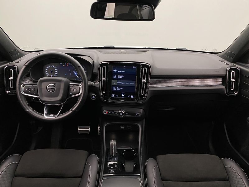 Volvo XC40 D4 AWD R-DESIGN AUT  - fotka 2 z 40