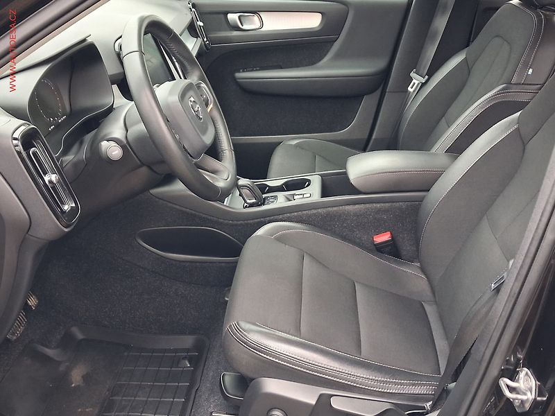 Volvo XC40 (2020) 1.5T3, Momentum, AT - fotka 9 z 23