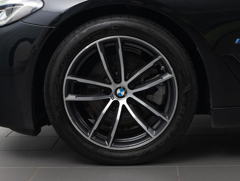 BMW Řada 5 520d xDrive - fotka 10 z 22